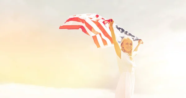 Mulher feliz com bandeira americana ao ar livre — Fotografia de Stock