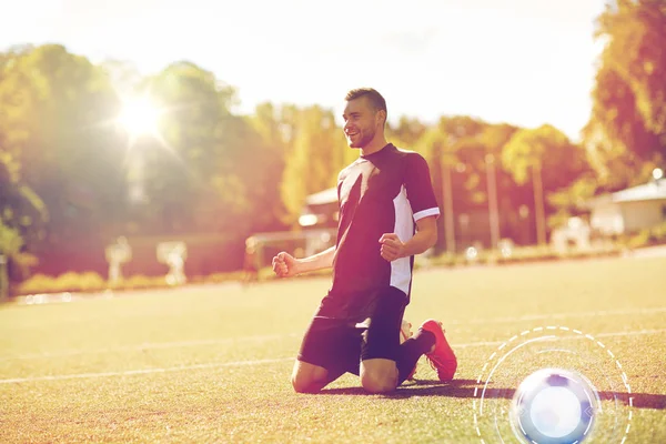 Jugador de fútbol feliz con pelota en el campo de fútbol —  Fotos de Stock