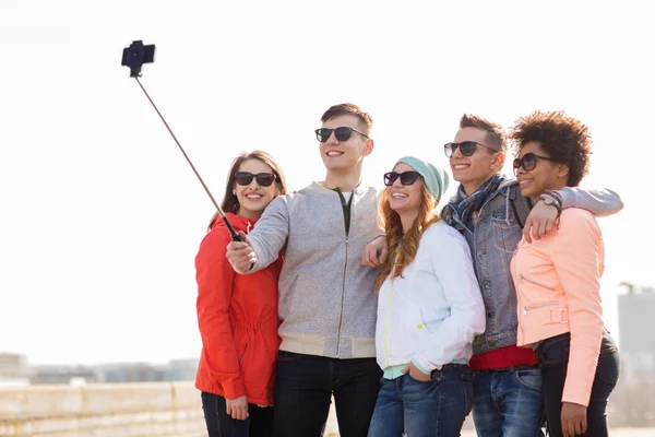 Amigos felices tomando selfie por teléfono inteligente al aire libre —  Fotos de Stock