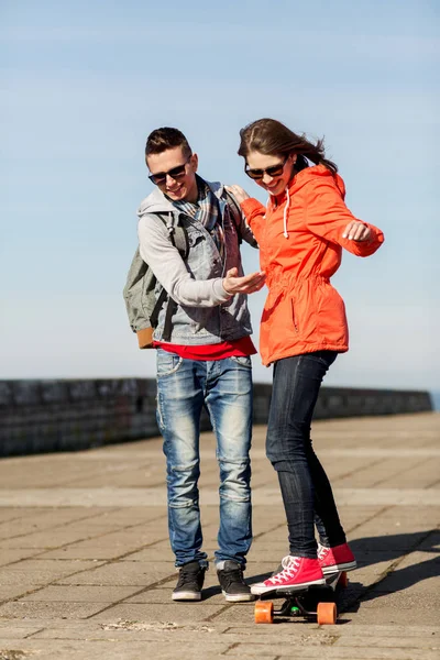 Šťastný pár s longboard jízdy venku — Stock fotografie