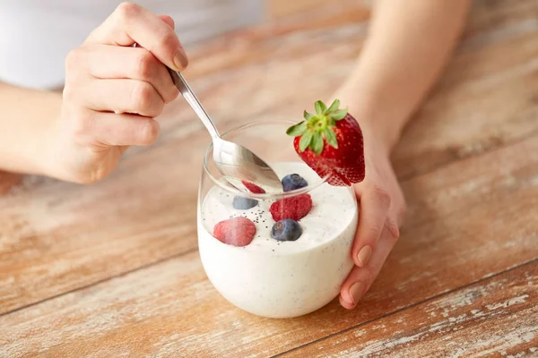 Femei mâini cu iaurt și fructe de padure pe masă — Fotografie, imagine de stoc