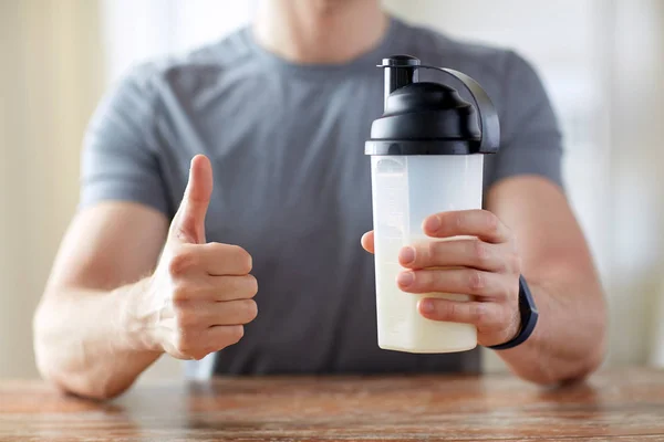 Man med protein livsmedel visar tummen — Stockfoto