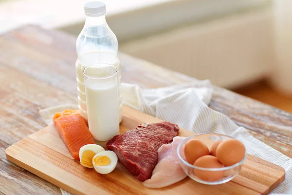 Alimentos proteicos naturais na mesa de madeira — Fotografia de Stock