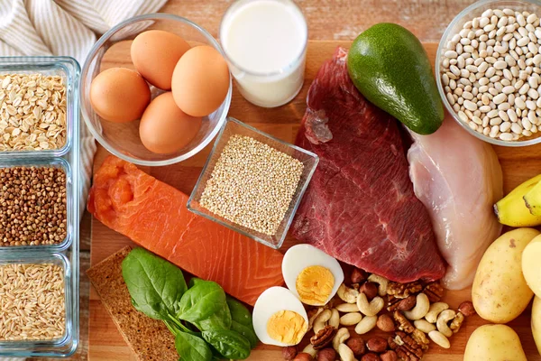 테이블에 자연 단백질 음식 — 스톡 사진