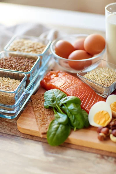 Close-up de alimentos proteicos naturais na mesa — Fotografia de Stock