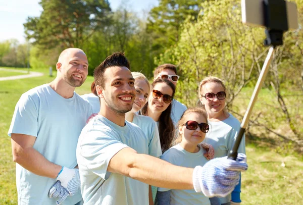 Grupo de voluntários tomando selfie smartphone — Fotografia de Stock