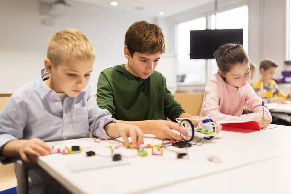 Crianças felizes construindo robôs na escola de robótica — Fotografia de Stock