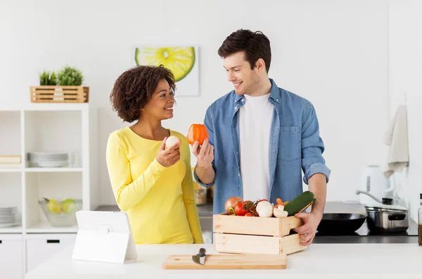 Mutlu çift ev mutfak, sağlıklı gıda ile — Stok fotoğraf