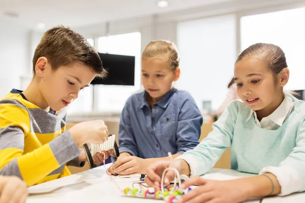 Šťastné děti stavějí roboty ve škole Robotika — Stock fotografie
