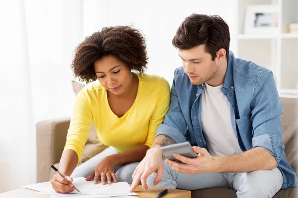 Couple with papers and calculator at home — Stock Photo, Image