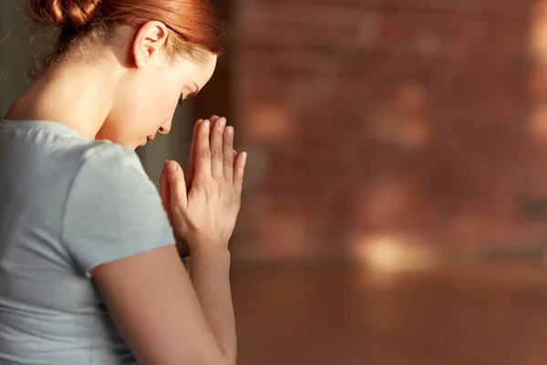 Close up of woman meditating at yoga studio — Stock Photo, Image