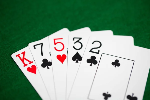 Mano de póquer de naipes en tela de casino verde — Foto de Stock