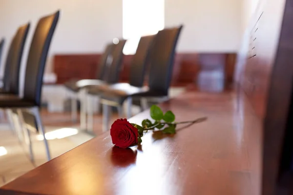 教会での葬儀でベンチに赤いバラ — ストック写真
