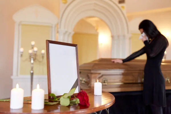 Moldura da foto e mulher chorando no caixão no funeral — Fotografia de Stock