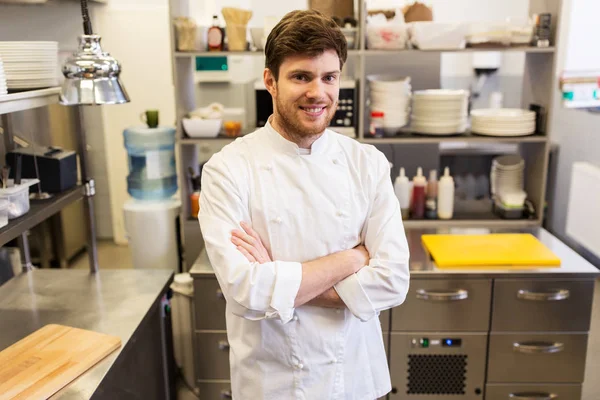 Cocinero hombre feliz en la cocina del restaurante — Foto de Stock