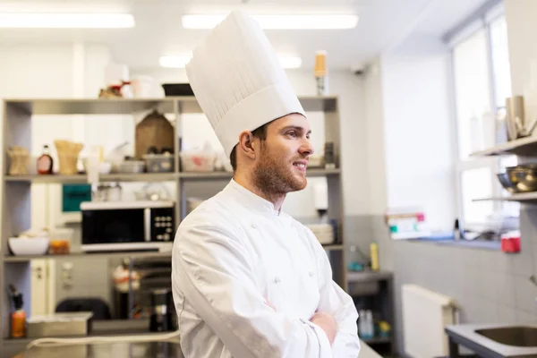 Glücklicher männlicher Koch in Restaurantküche — Stockfoto