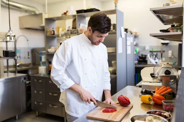 Feliz chef masculino cocina comida en la cocina del restaurante —  Fotos de Stock