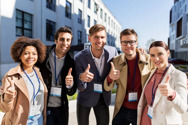 Business team met conferentiebadges in stad — Stockfoto