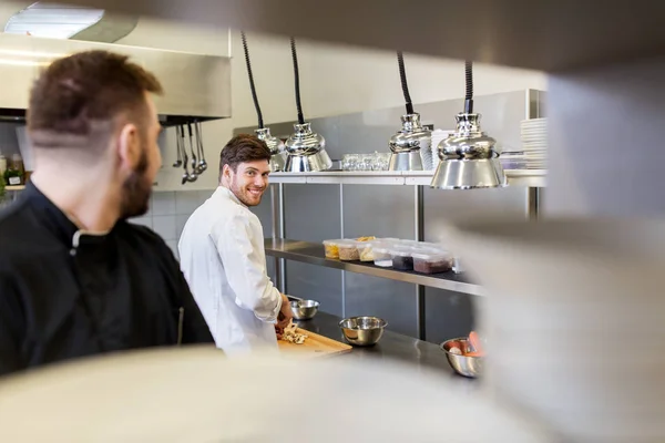 Cocinero y cocinar comida en la cocina del restaurante —  Fotos de Stock