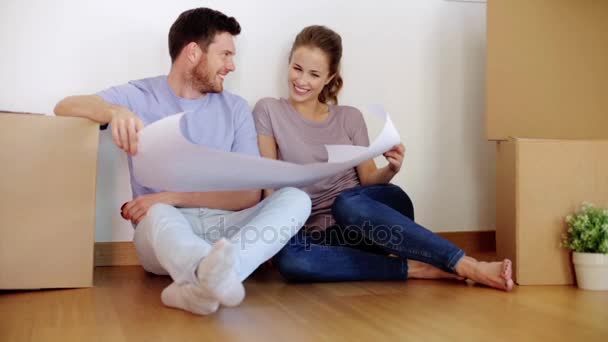 Casal feliz com planta em casa nova — Vídeo de Stock