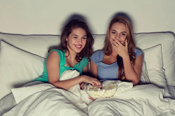 Szczęśliwy przyjaciół z popcornem i oglądania telewizji w domu — Zdjęcie stockowe