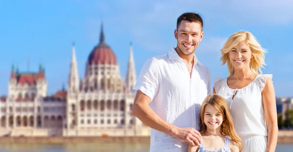 Šťastná rodina nad domem parlamentu v Budapešti — Stock fotografie