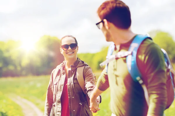 Casal feliz com mochilas caminhadas ao ar livre — Fotografia de Stock