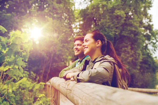 Smiling couple with backpacks in nature — Stock Photo, Image