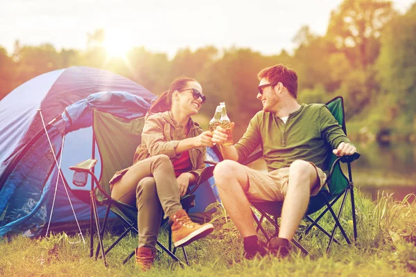 Gelukkige paar rammelende dranken op camping tent — Stockfoto