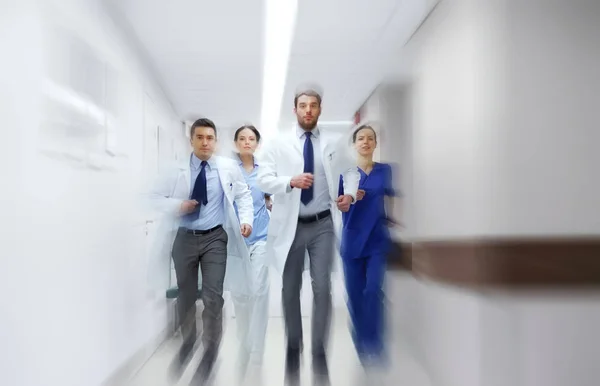 Grupp av sjukvårdare promenader längs sjukhus — Stockfoto