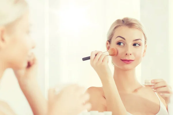 Makyaj fırça ve toz banyo, kadın ile — Stok fotoğraf