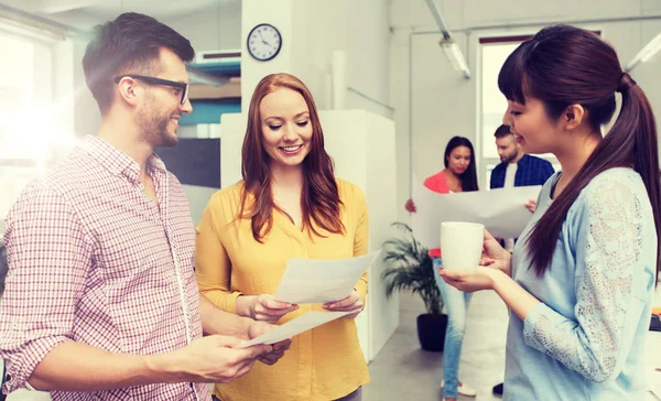 Kreativ-Team auf Kaffeepause im Büro — Stockfoto