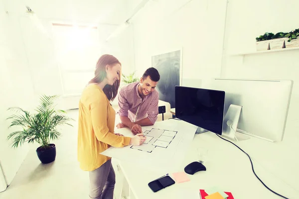 Equipe criativa com plano de trabalho no escritório — Fotografia de Stock