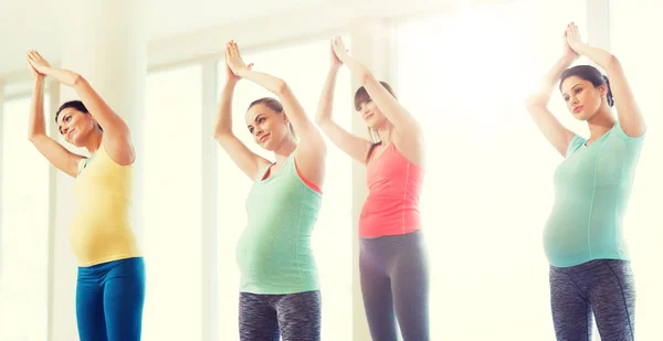 Mujeres embarazadas felices haciendo ejercicio en el gimnasio — Foto de Stock