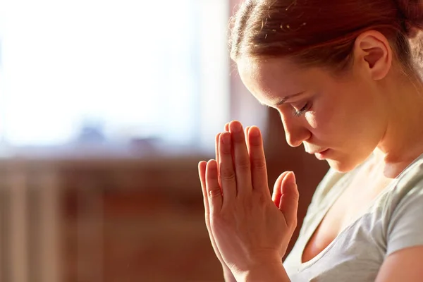 Närbild av kvinnan mediterar på yogastudion — Stockfoto