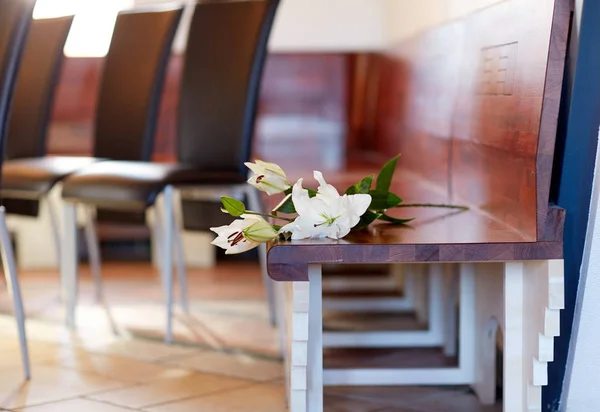 Lírio branco no banco no funeral na igreja — Fotografia de Stock