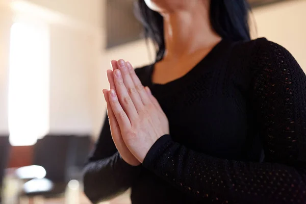 悲伤的女人祈祷神在教会里的特写 — 图库照片