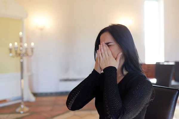 Unglückliche weinende Frau bei Beerdigung in Kirche — Stockfoto