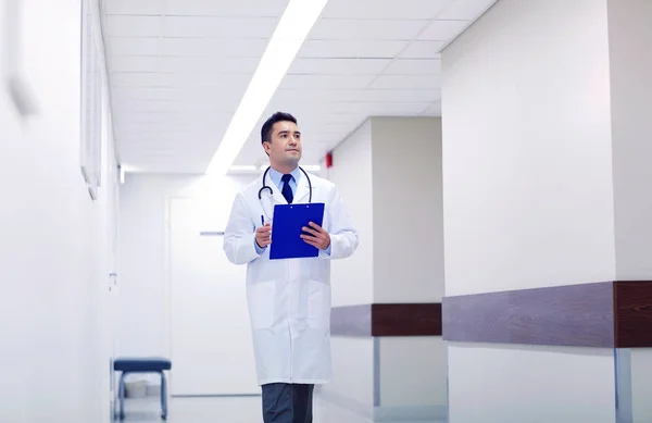 Médico com prancheta andando ao longo do hospital — Fotografia de Stock