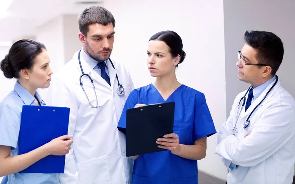 Skupina lékařů v nemocnici s schránky — Stock fotografie