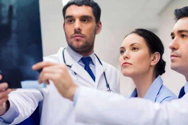 Gruppo di medici con radiografia della colonna vertebrale in ospedale — Foto Stock