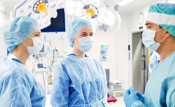 病院での手術室で外科医のグループ — ストック写真