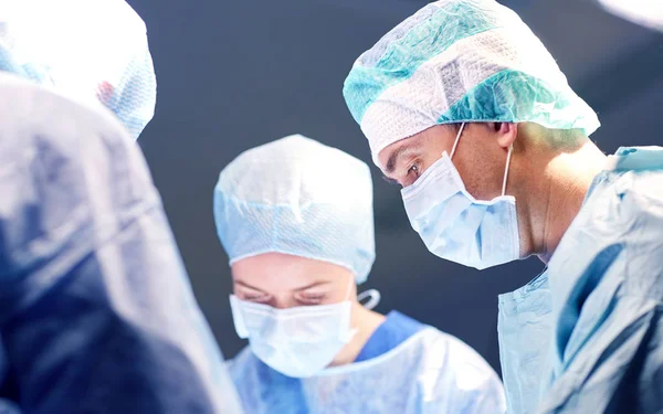 Groupe de chirurgiens en salle d'opération à l'hôpital — Photo
