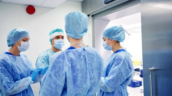 Group of surgeons in operating room at hospital — Stock Photo, Image