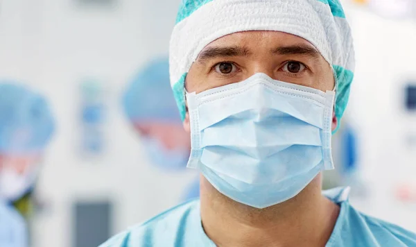 Chirurg im Operationssaal des Krankenhauses — Stockfoto