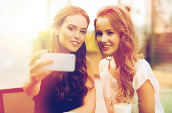 Szczęśliwe kobiety z smartphone przy selfie w kawiarni — Zdjęcie stockowe