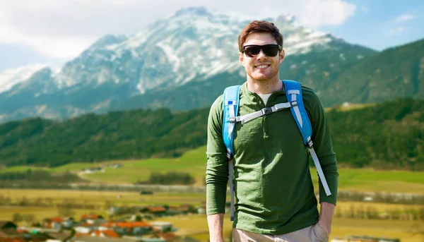 Homem feliz com mochila viajando em terras altas — Fotografia de Stock