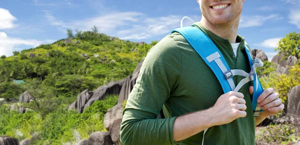 Primer plano de hombre feliz con mochila de viaje —  Fotos de Stock