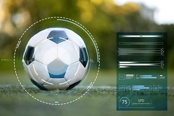 Футбольный мяч на линии разметки футбольного поля — стоковое фото