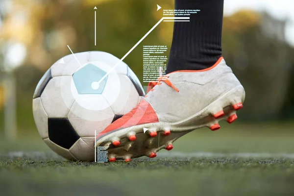 Jugador de fútbol jugando con pelota en el campo de fútbol —  Fotos de Stock